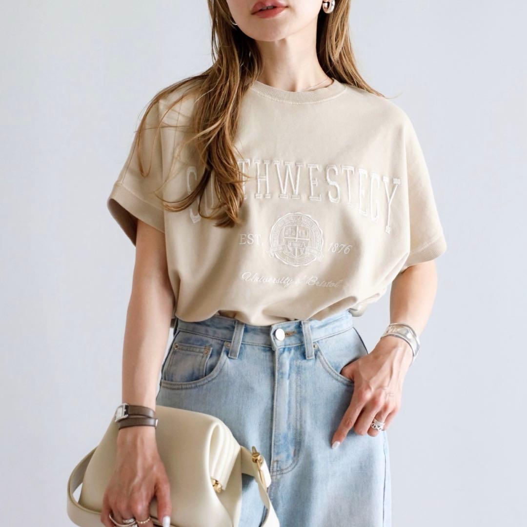 ボンジュールサガン カレッジ刺繍ピグメントスウェットTシャツ　ベージュ — image 2