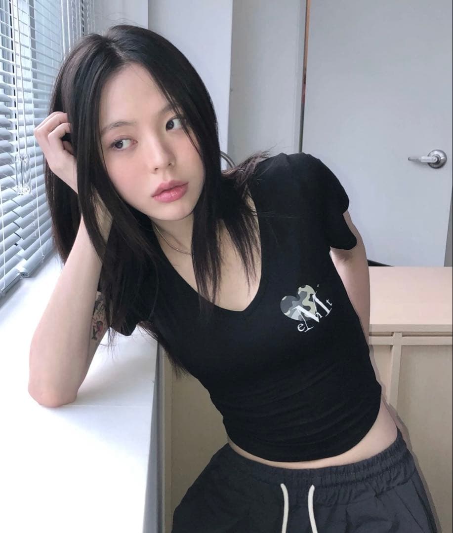 MUCENT ベイントハートカモVネック半袖Tシャツ ブラック — image 2