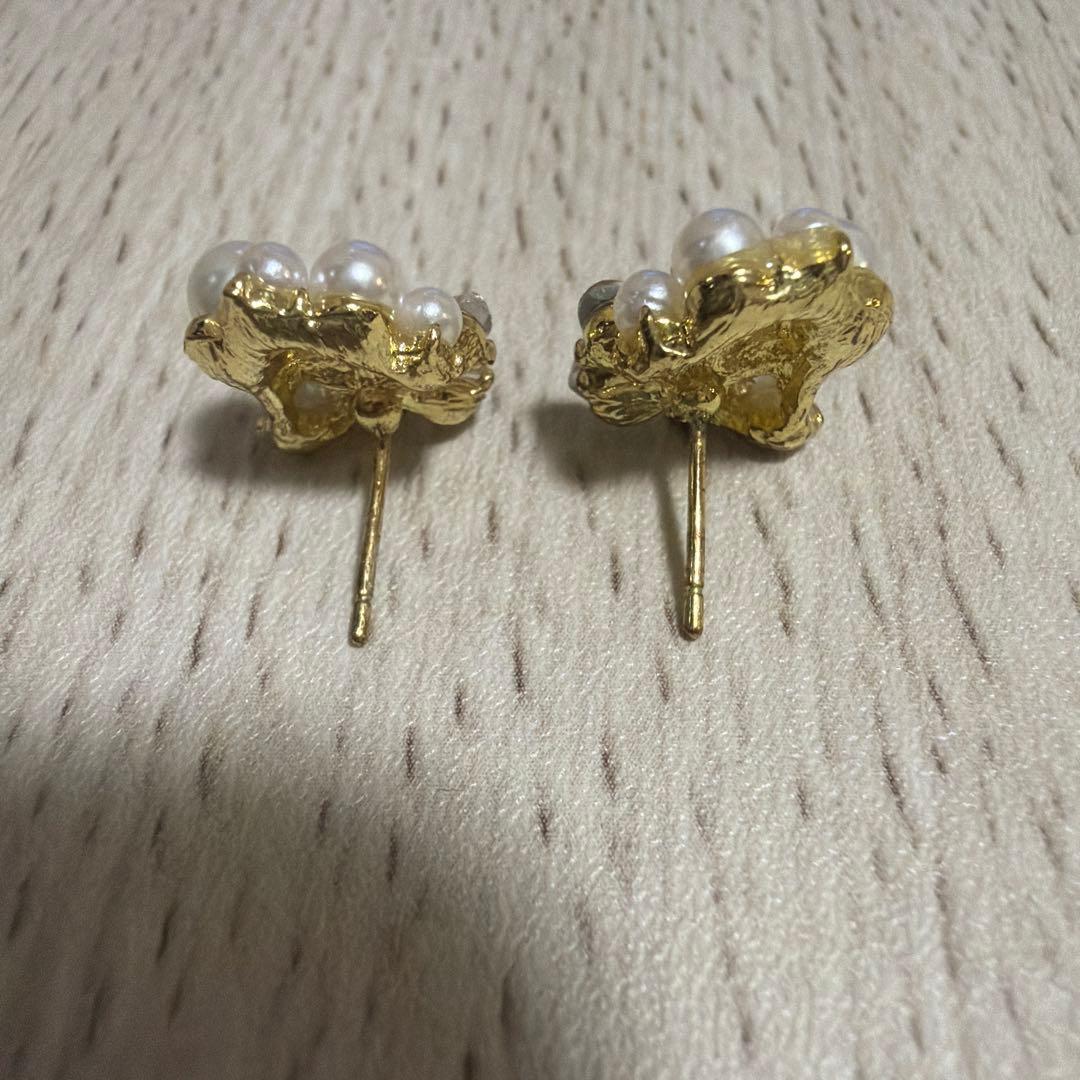 パールとビジューのフラワーピアス — image 2