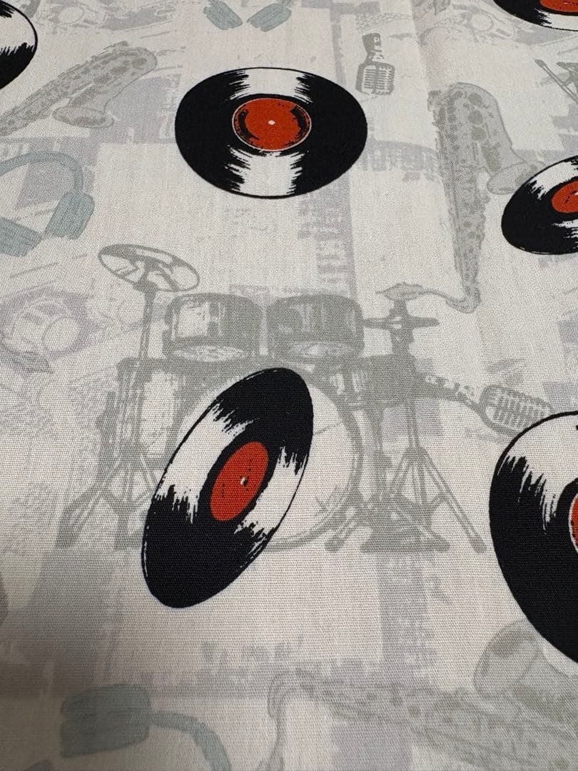 レコードと楽器の綿プリント生地　レコード、ドラム、サックス — image 2