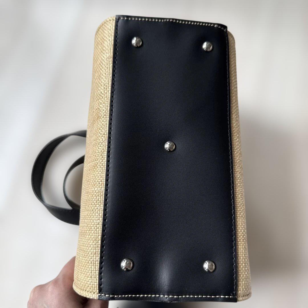 ベージュ黒のトートバッグ肩掛けベルト付 — image 5