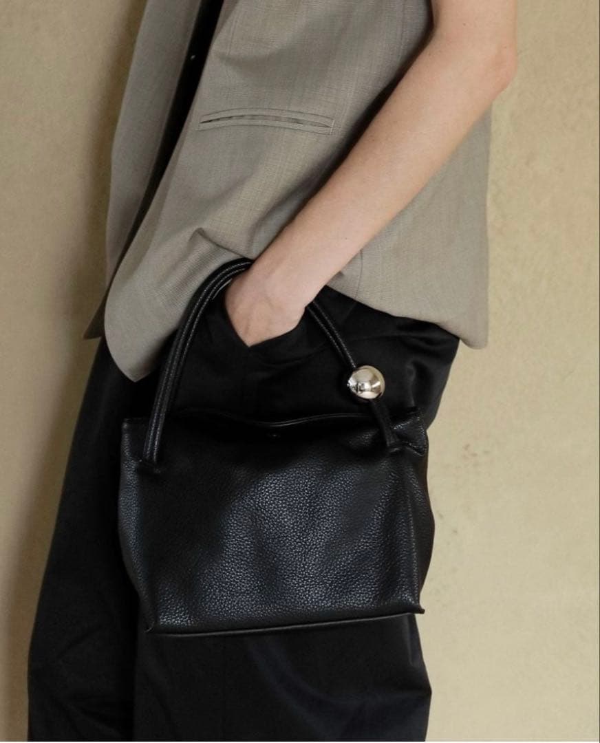anuke /アンヌーク Volume Ball Bag ブラック ハンドバッグ — image 2