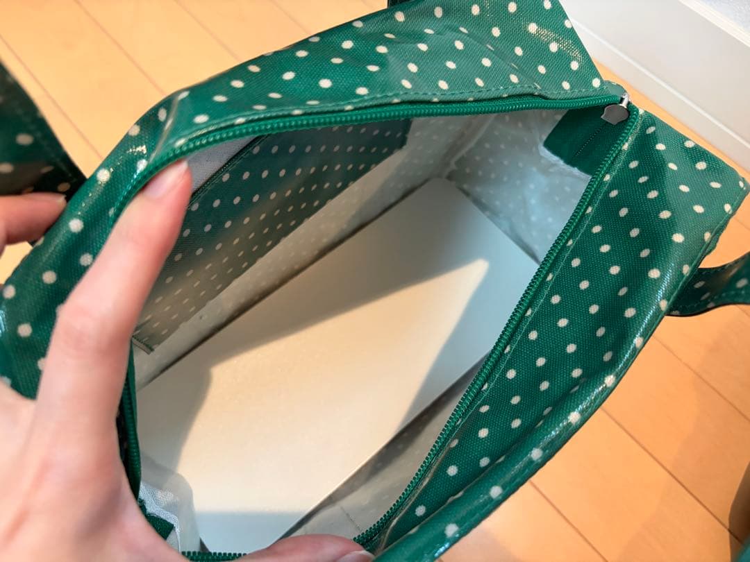 【新品未使用】CathKidston(キャスキッドソン)スクエアバッグ緑ドット柄 — image 3