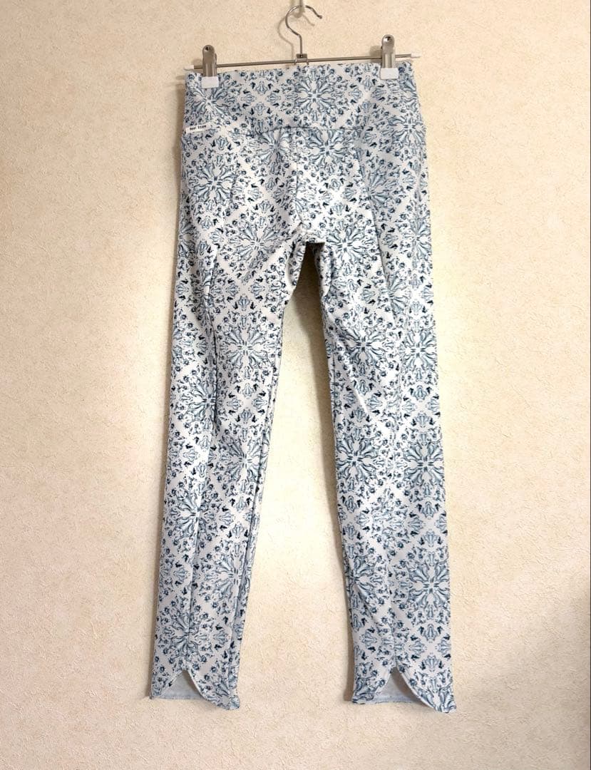 新品タグ付き【Real Stone】ヨガパンツ 7分丈 総柄 M — image 2