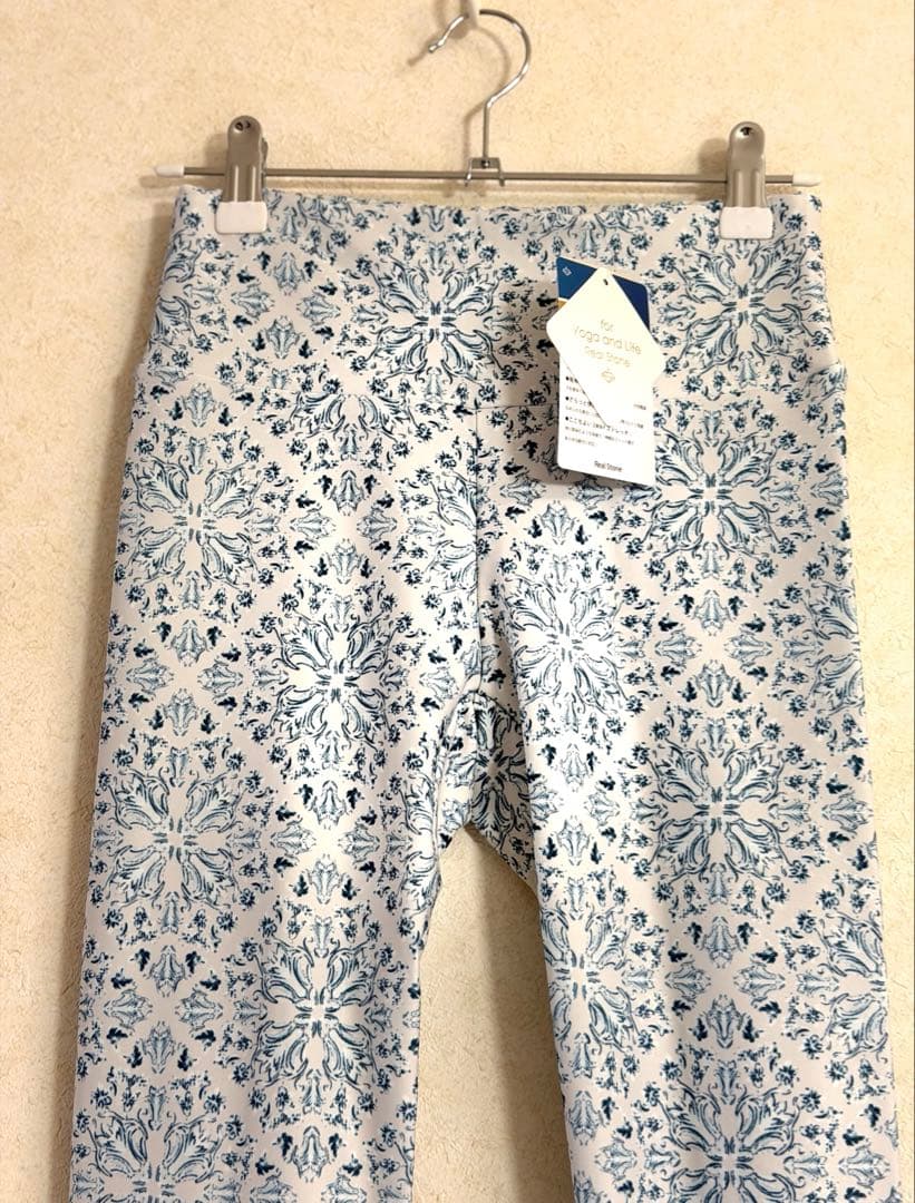 新品タグ付き【Real Stone】ヨガパンツ 7分丈 総柄 M — image 3