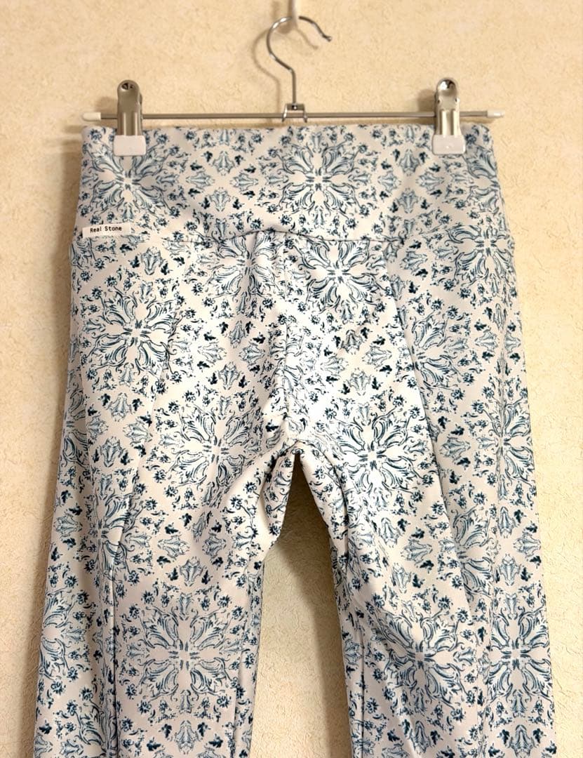 新品タグ付き【Real Stone】ヨガパンツ 7分丈 総柄 M — image 4