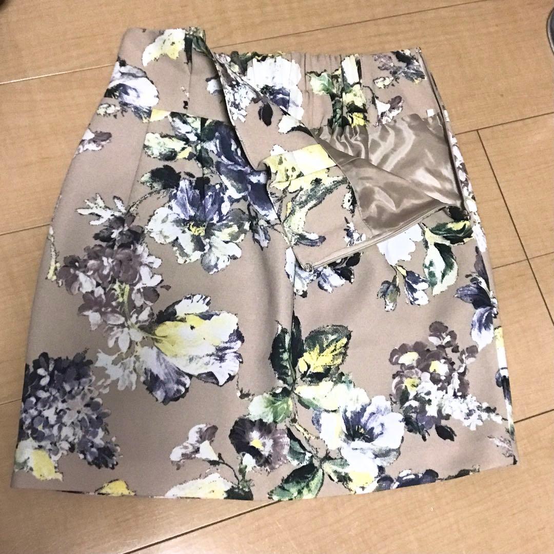 Noela ノエラ 花柄タックタイトミニスカート ベージュ — image 4