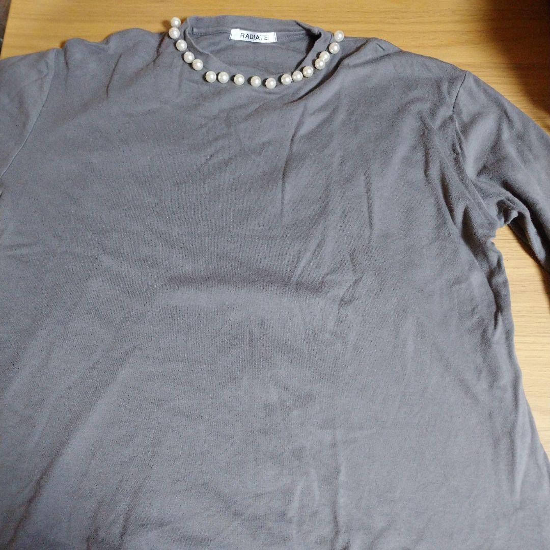 RADIATE グレーのカットソー パール装飾あり — image 2