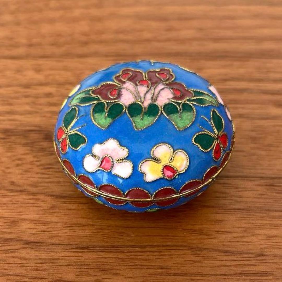 a*a様 七宝焼 小物入れ 香合 花 蝶々 ブルー系 工芸品 丸型 アンティーク — image 2