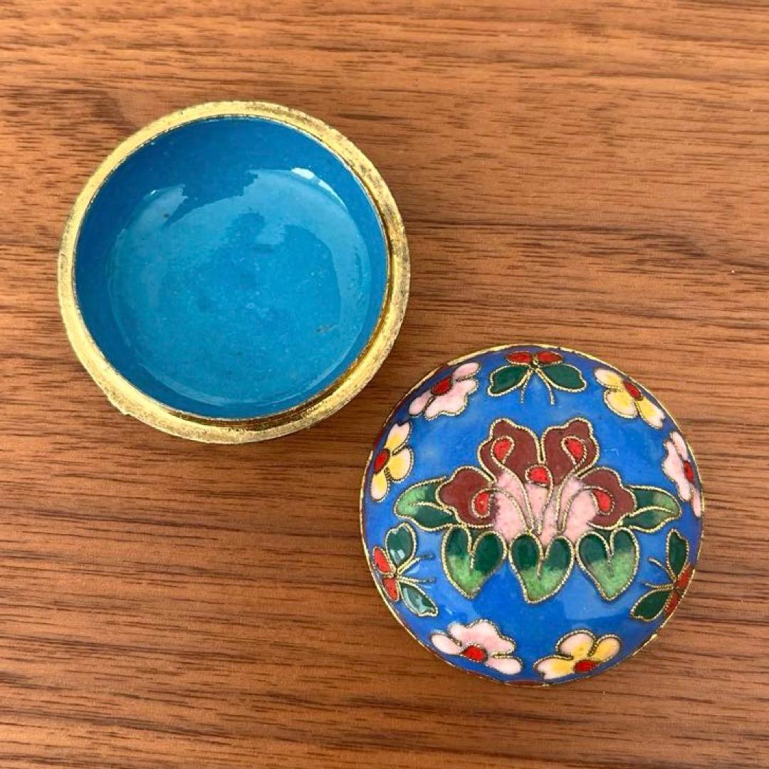 a*a様 七宝焼 小物入れ 香合 花 蝶々 ブルー系 工芸品 丸型 アンティーク — image 4