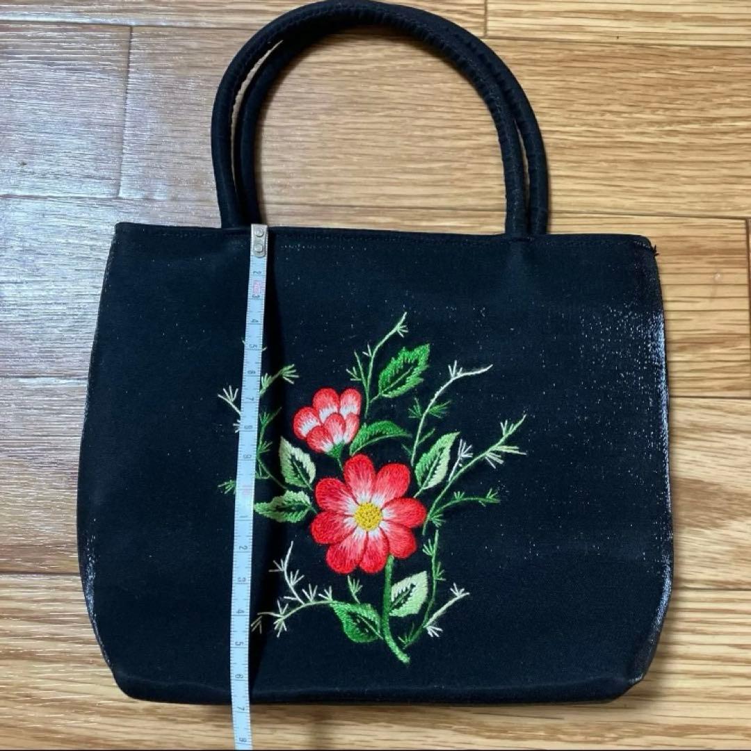 ミニバッグ　鞄　黒　ブラック　花柄　刺繍　赤い花 — image 2