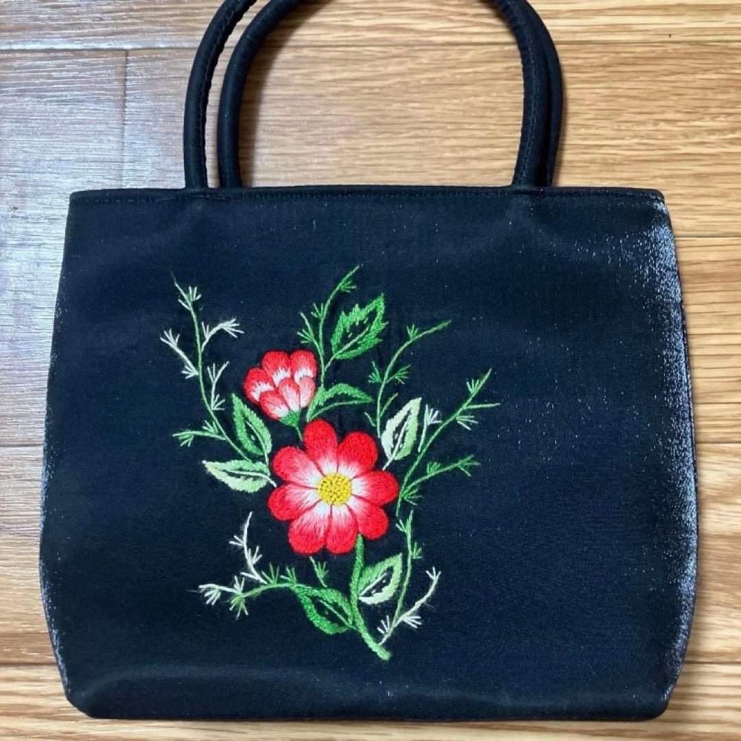 ミニバッグ　鞄　黒　ブラック　花柄　刺繍　赤い花 — image 3