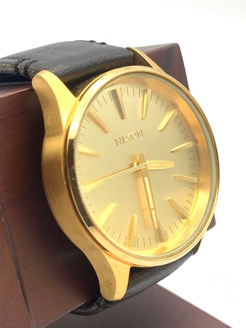 NIXON 腕時計 ゴールド文字盤 ブラックレザーベルト — image 2