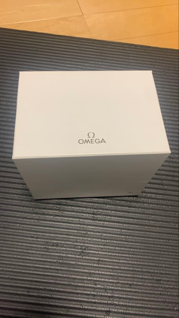 OMEGA 時計 ボックスと保証書 — image 2