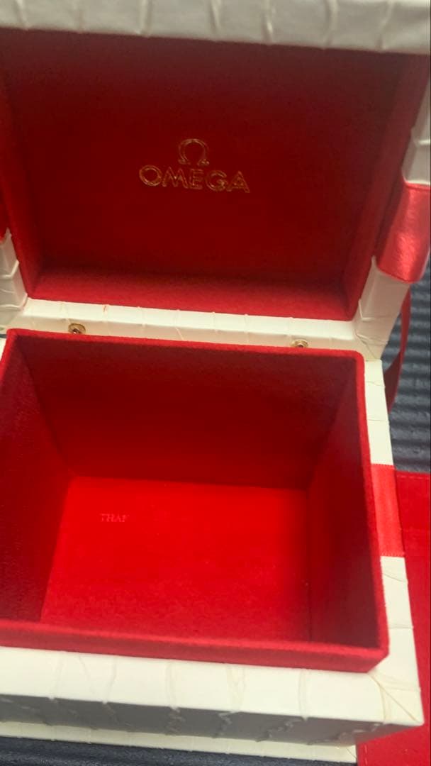 OMEGA 時計 ボックスと保証書 — image 4