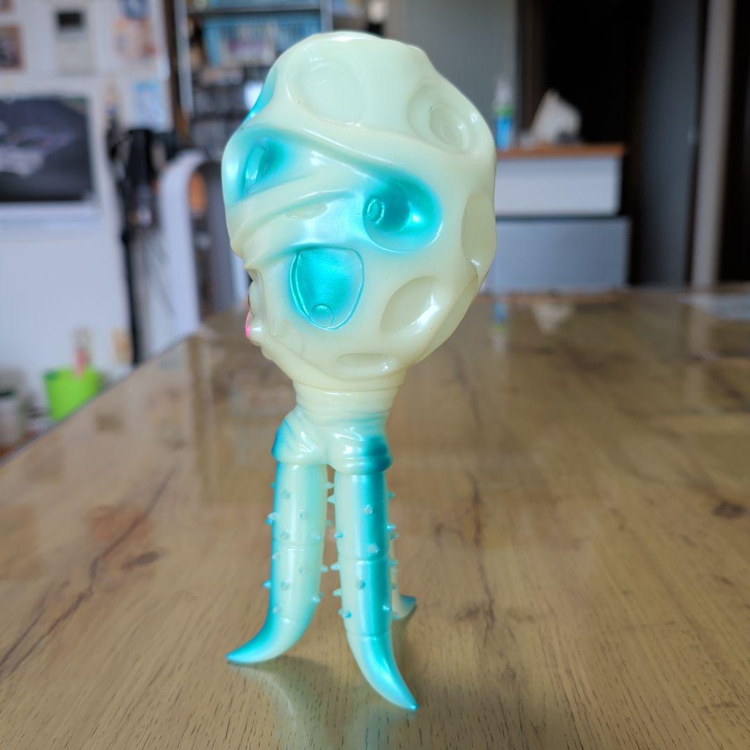 チブル星人 蓄光 3本足 フィギュア — image 2