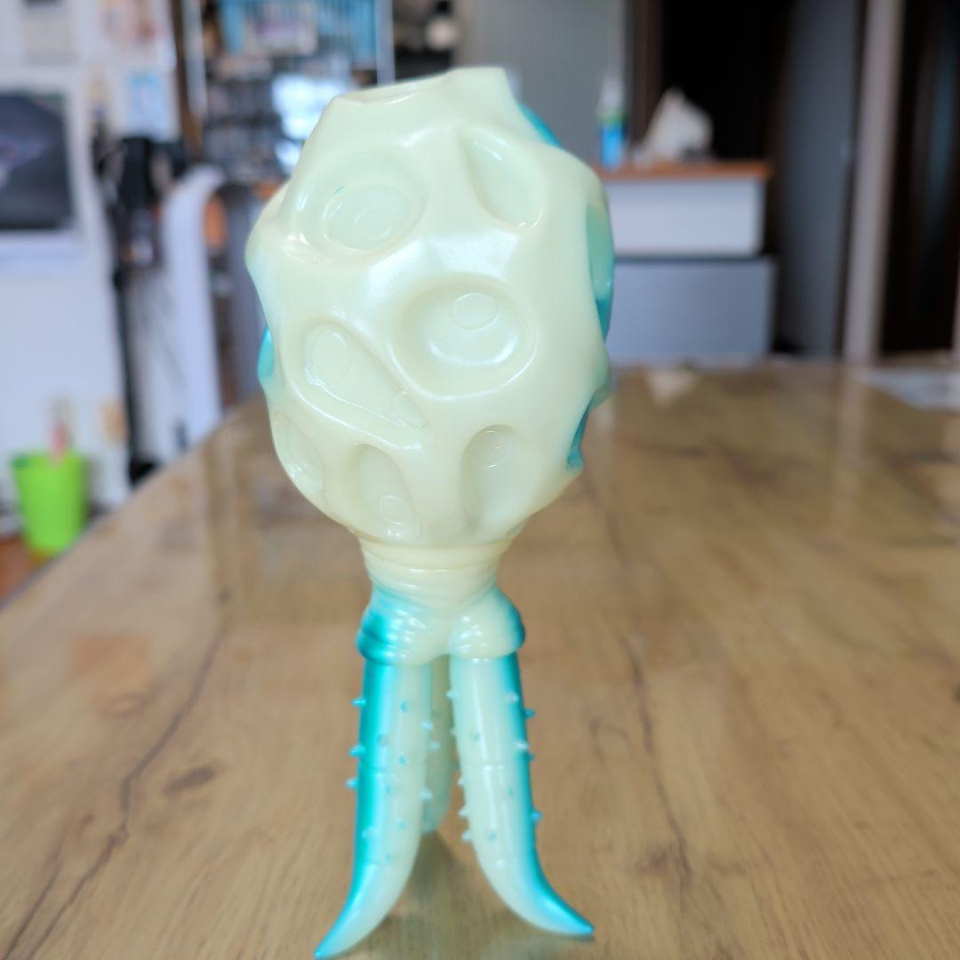 チブル星人 蓄光 3本足 フィギュア — image 3