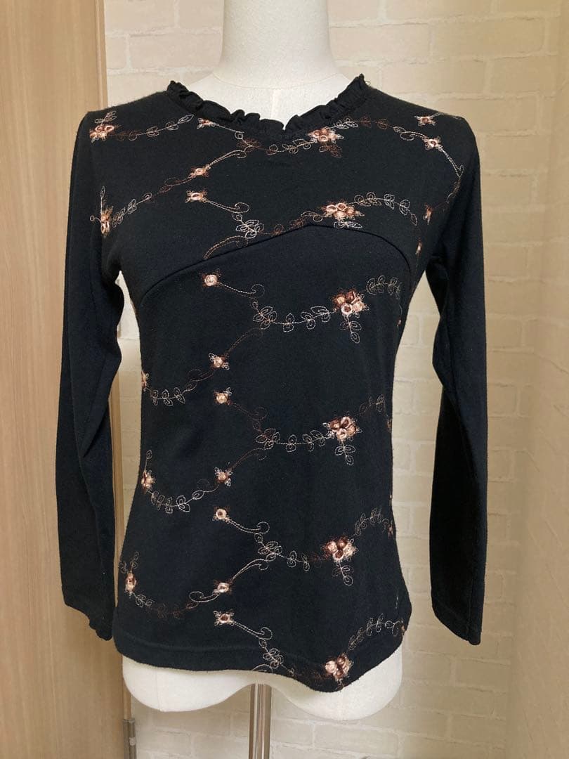 Plaire Vie 花柄刺繍 ブラック 長袖Tシャツ — image 2