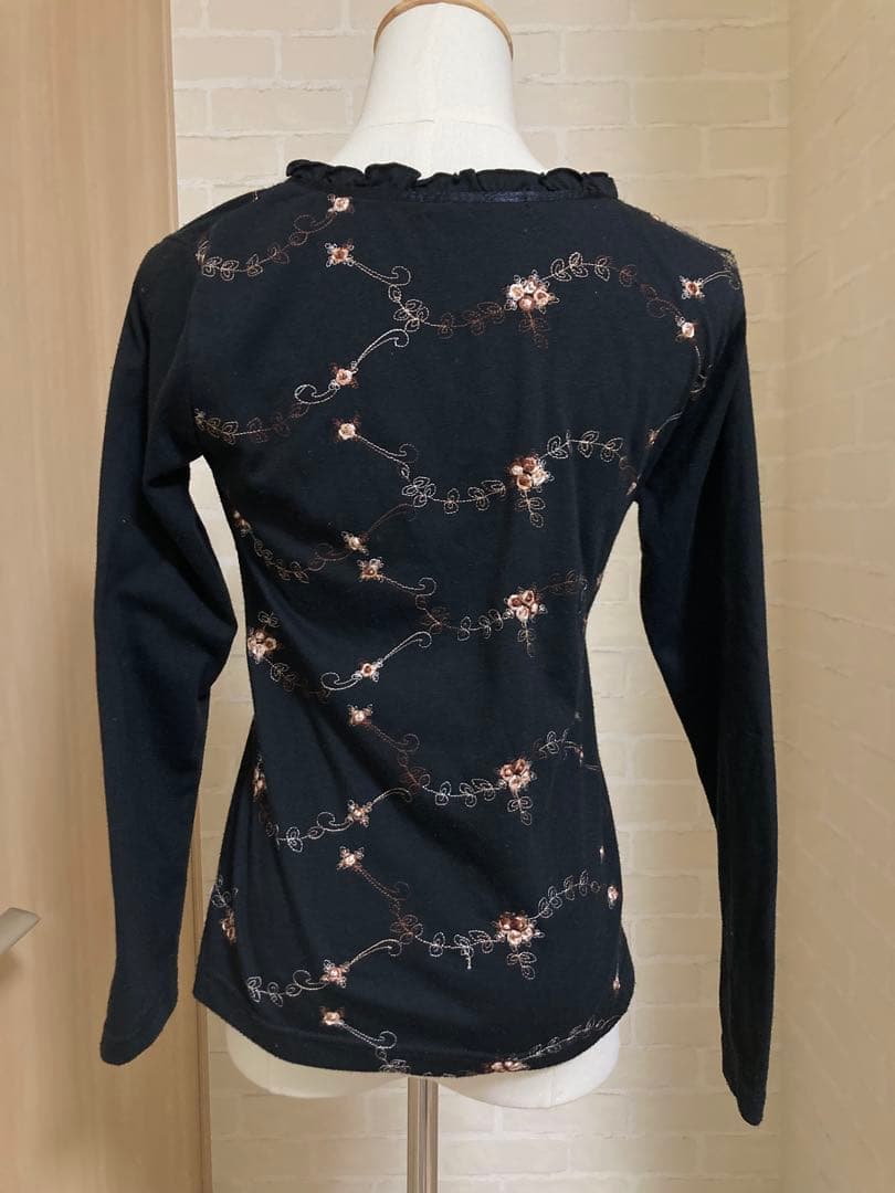 Plaire Vie 花柄刺繍 ブラック 長袖Tシャツ — image 4