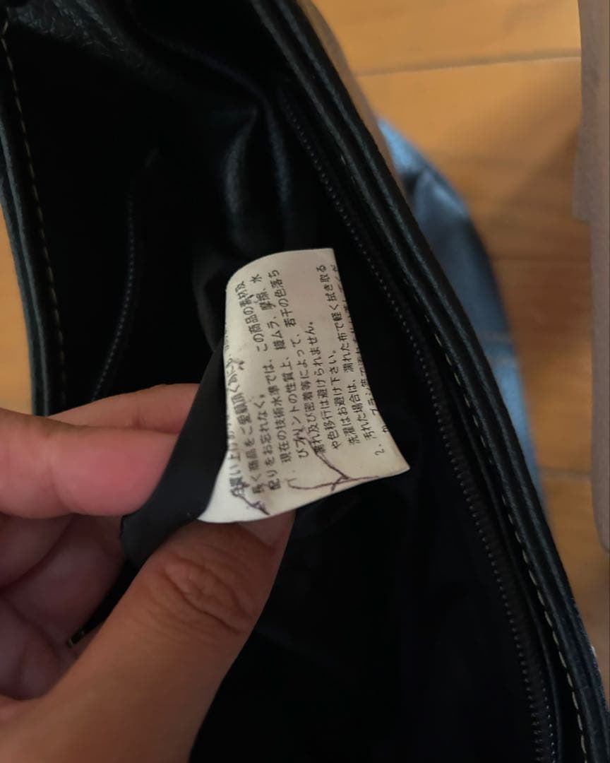 黒いレザーハンドバッグ（肩掛け） — image 5