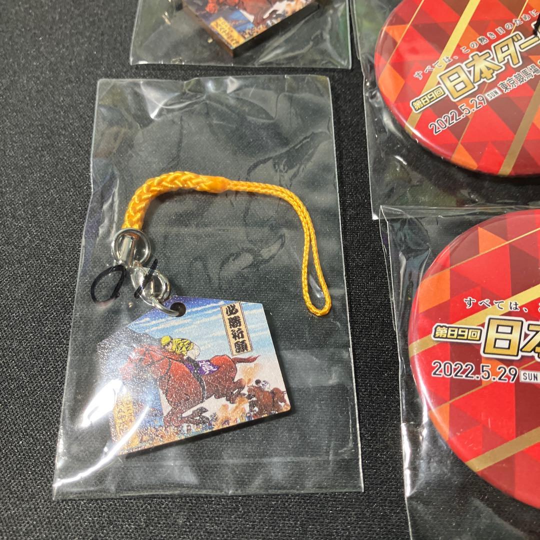 中京競馬場　東京競馬場　懸賞品　缶バッジ3点　絵馬型キーホルダー　2点　等セット — image 2