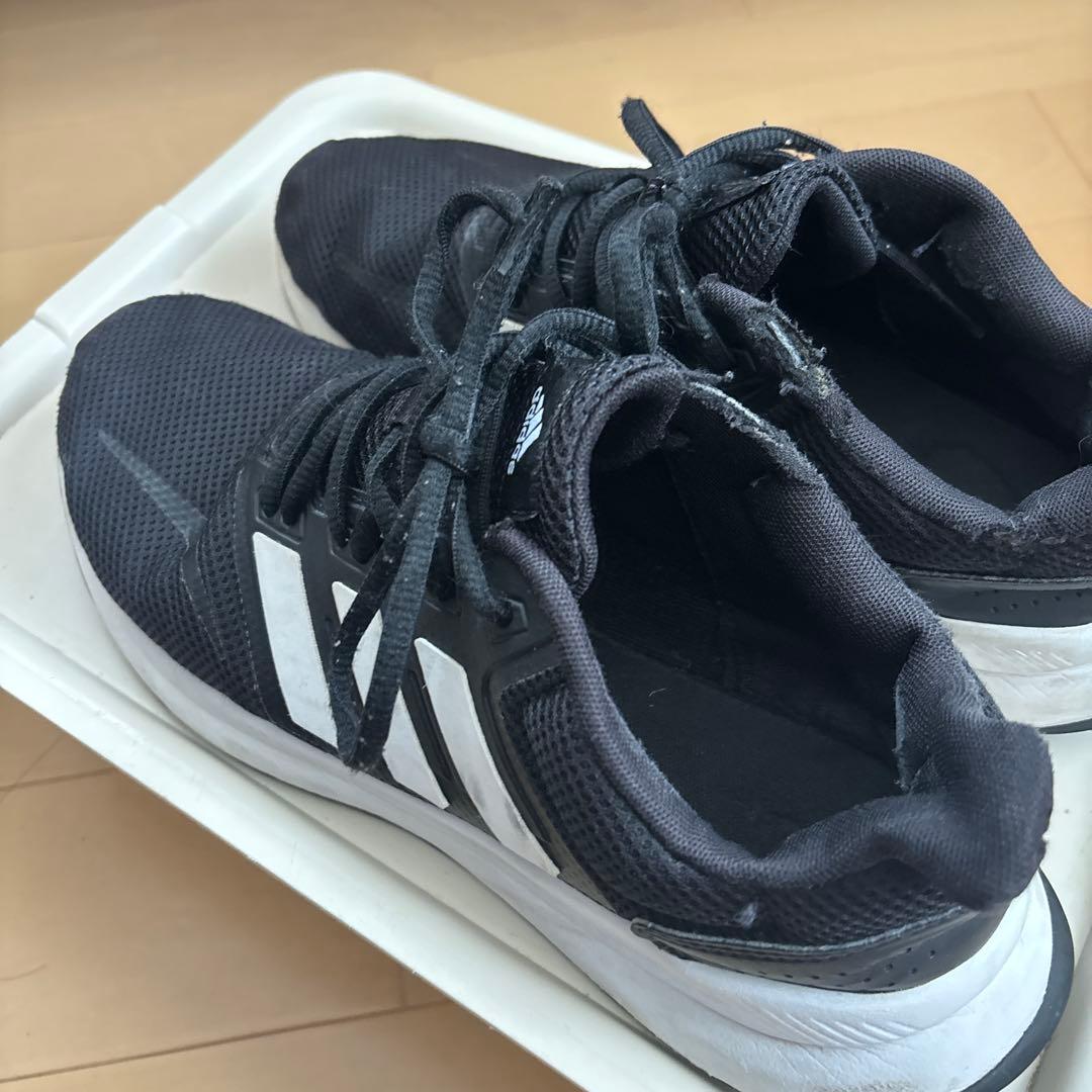 （最終お値下げ）adidas ランニングシューズ ブラック/ホワイト — image 3