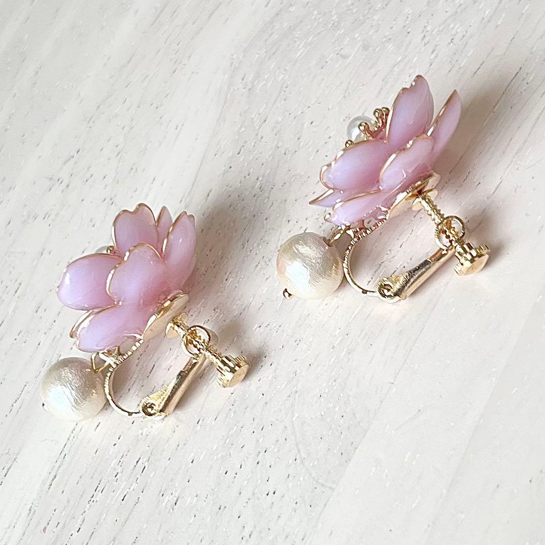 桜とコットンパールのディップアートイヤリング — image 3