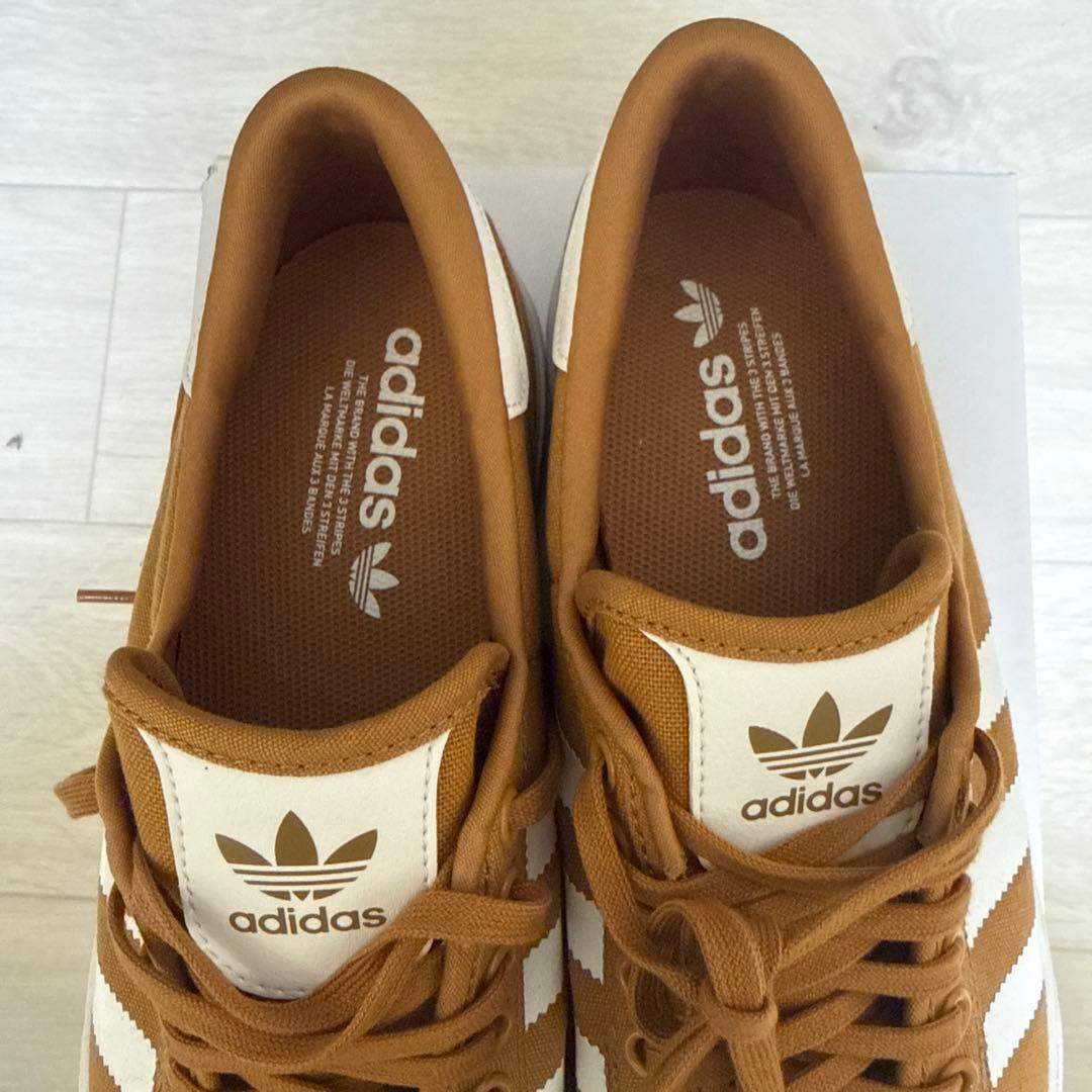 メンズ adidas ベージュ ブラウン スニーカー — image 2