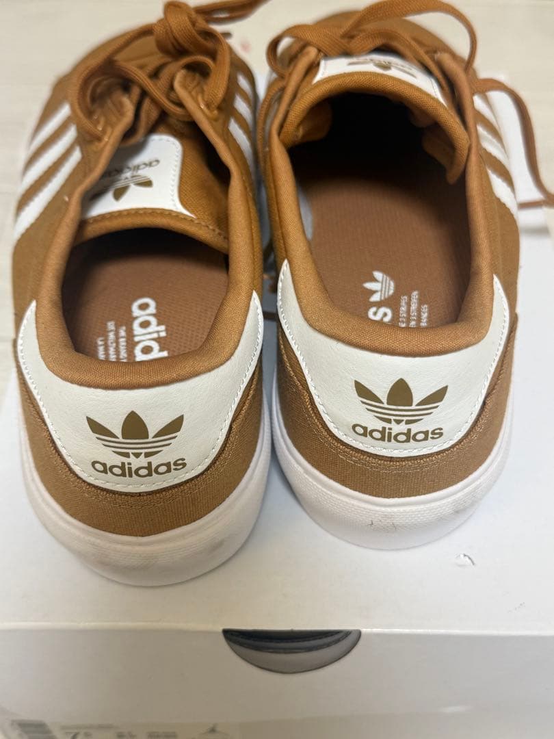メンズ adidas ベージュ ブラウン スニーカー — image 4