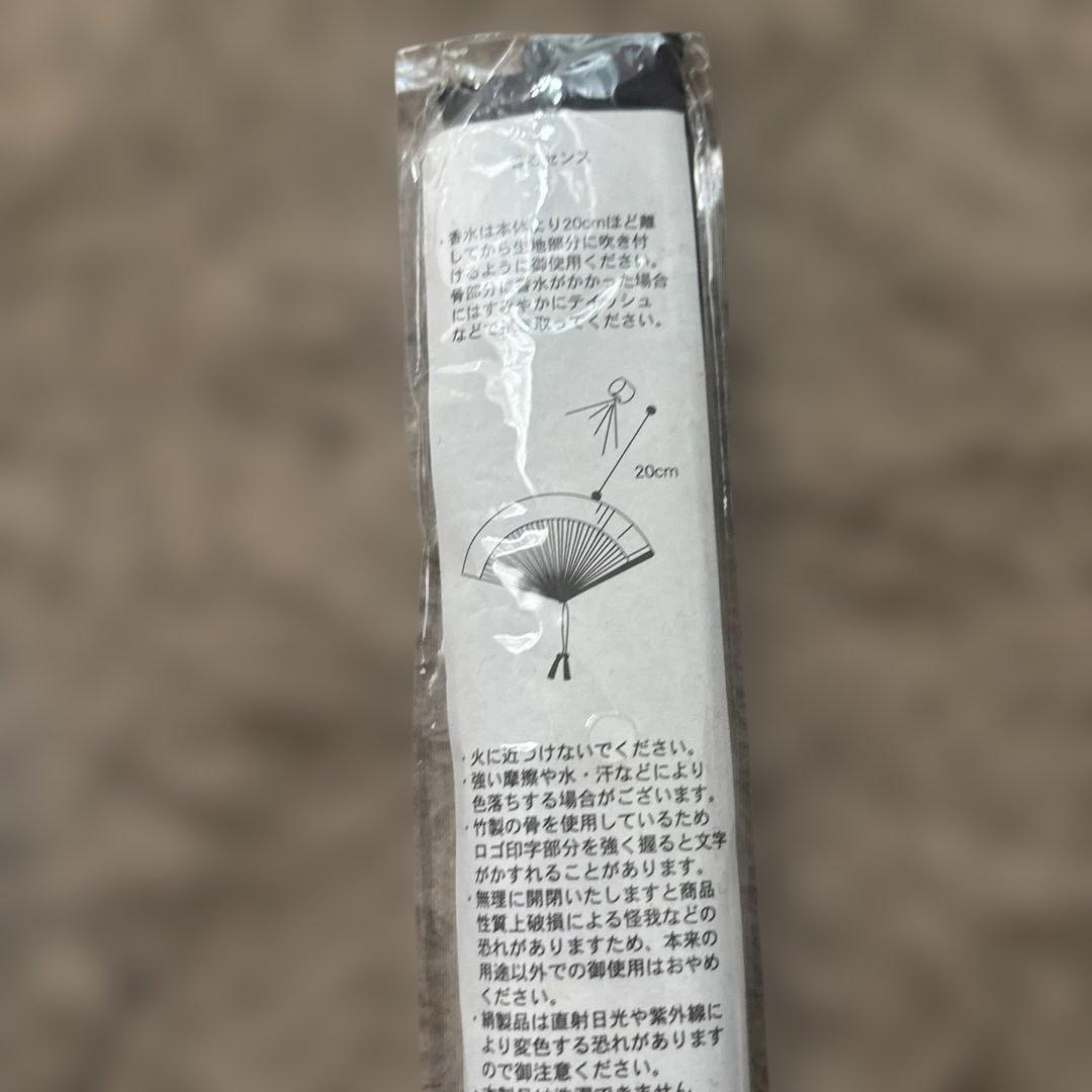 LAZY SUSAN 扇子 22cm 黒地 花柄 — image 4