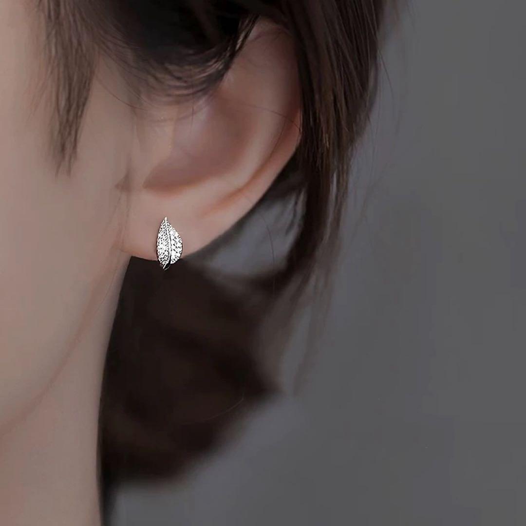 N106葉っぱ小ぶり　シルバーキラキラ痛くないイヤリング　韓国　通勤　上品　軽量 — image 5
