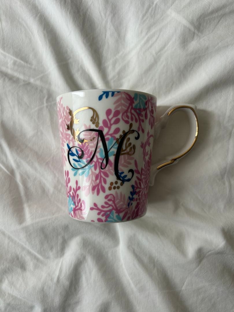 イニシャルマグカップ M 花柄 ゴールド縁 — image 3