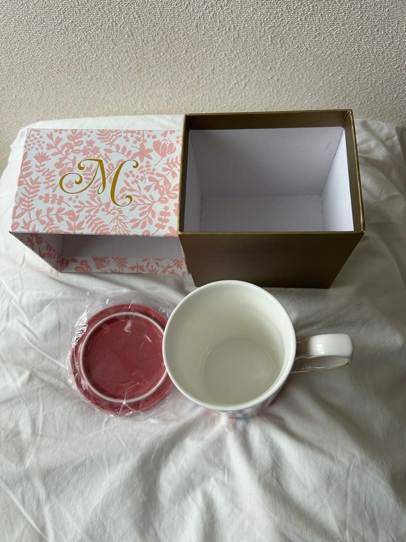 イニシャルマグカップ M 花柄 ゴールド縁 — image 5