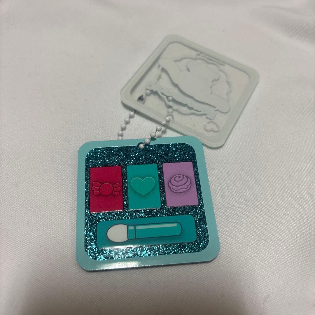 サンリオキャラクターズ　メイクパレット風アクリルチャーム — image 3