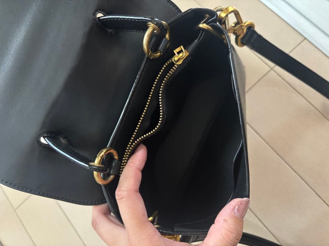 CHARLES & KEITH ストーンエンベリッシュド ハンドルバッグ — image 4
