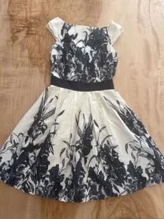アイボリーと黒の花柄ノースリーブワンピース — image 1