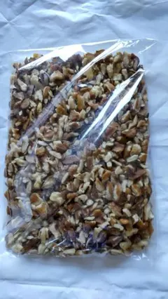 剥きクルミ　鬼くるみ　小粒 300g 送料無料 ㊲ — image 1