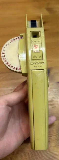 DYMO M-6 エンボステープライター 本体・替えのテープ付き — image 1