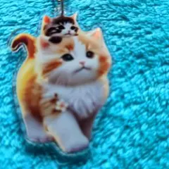 新品未使用で可愛い子猫 親子 アクリルキーホルダーです — image 1