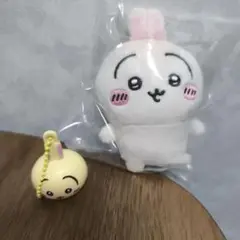 ちいかわ おすわりぬいぐるみマスコット②＆リップキャップマスコットうさぎセット — image 1