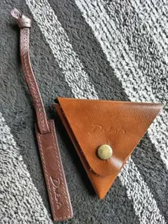Dakota レザー 三角コインケース チャーム付き — image 1