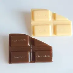 ブローチ　二個セット　チョコレート　板チョコ　お菓子　スイーツ　ホワイト — image 1