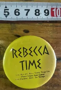 REBECCA TIME 缶バッジ イエロー — image 1