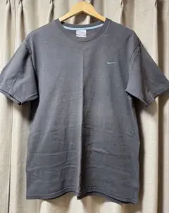 即購入可！NIKE ワンポイント刺繍 Tシャツ グレー — image 1