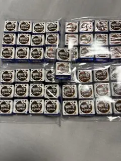 チロルチョコ⭐︎ホワイト＆クッキー50個 — image 1