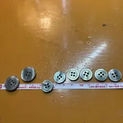 貝ボタン　 大２個と小６個セット(4つ穴 ) — image 1