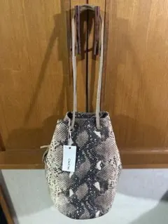 ☆新品タグ付き☆ DouDouドゥドゥ　パイソン　バケットバッグ ベージュ系 — image 1