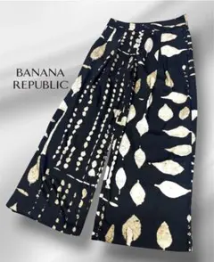 BANANA REPUBLIC ワイドパンツ リーフ柄 ブラック — image 1