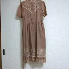 本日限定！Roberta 刺繍入りブラウンワンピース — image 1