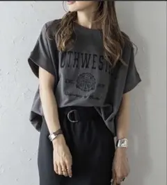ボンジュールサガン カレッジ刺繍ピグメントスウェットTシャツ　チャコ — image 1